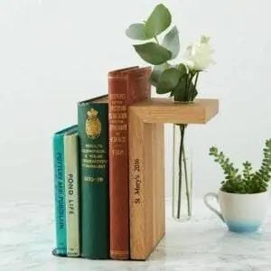 Вариант подарков книголюбу: персонализированная подставка для книг из массива дуба