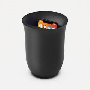 Лучший вариант технических подарков: Lexon OBLIO - беспроводная зарядная станция