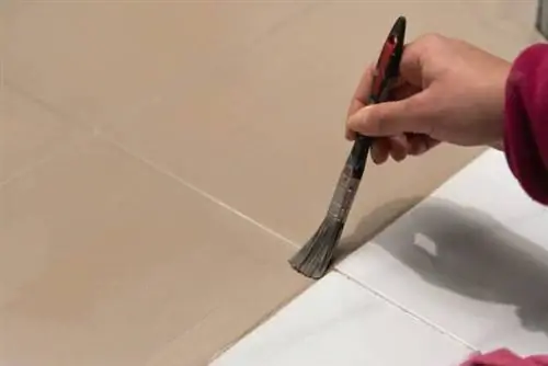 Как починить треснувшую напольную плитку