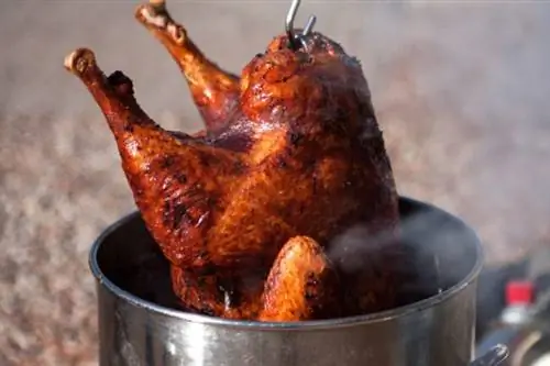 вкусная жареная индейка, выходящая из фритюрницы