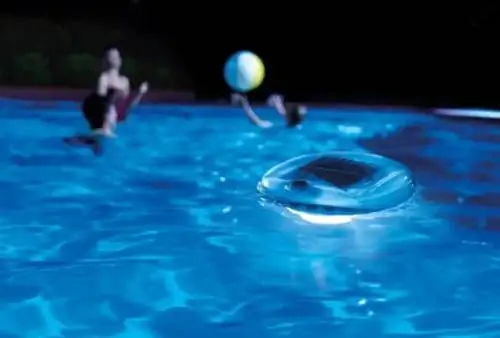 Солнечный свет Intex для бассейна, плавающий в бассейне с пловцами ночью
