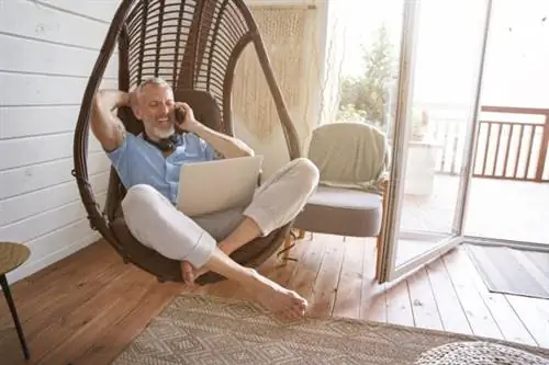 iStock-1285074569 как повесить стул к потолку человек висит на стуле