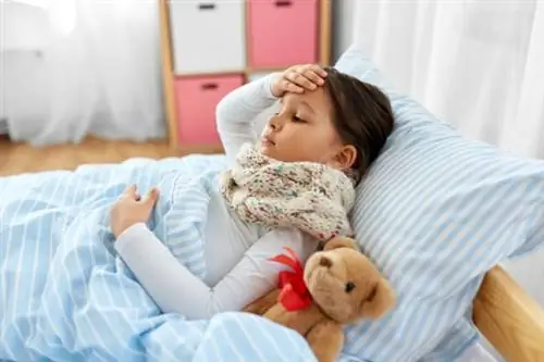 iStock-1409898949 больной ребенок в постели на дому