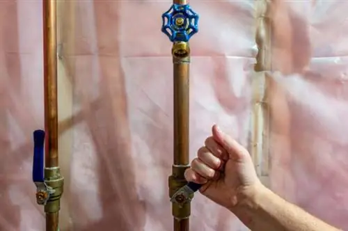 как подготовить к зиме спринклерную систему, перекрывая и сливая водопроводную линию