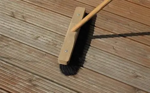 покраска обработанной под давлением древесины - метла из щетины