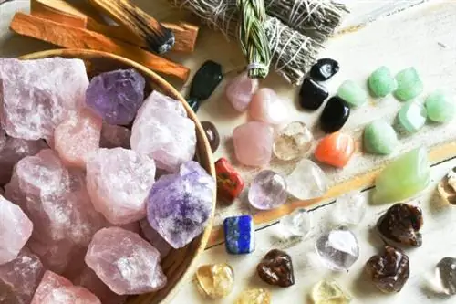 целебный розовый кварц и другой ассортимент драгоценных камней