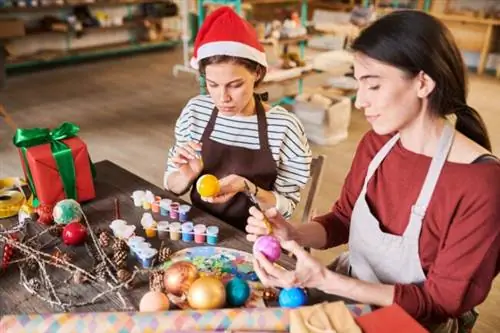 iStock-1067120322 бывшие в употреблении рождественские украшения живопись украшения