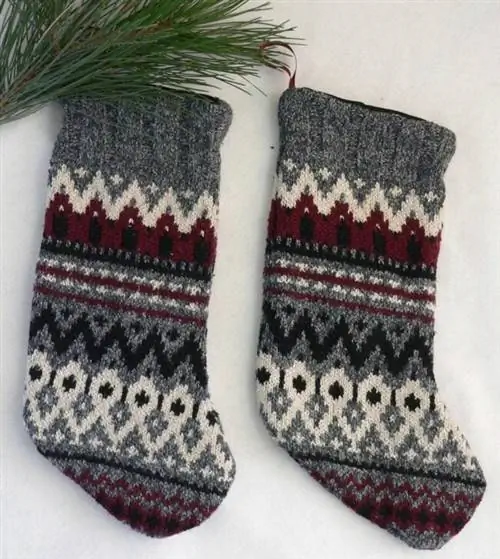 Etsy использовала чулки для рождественских украшений из свитеров.