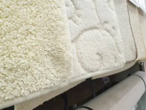 Несколько типов ковров в магазине ковров