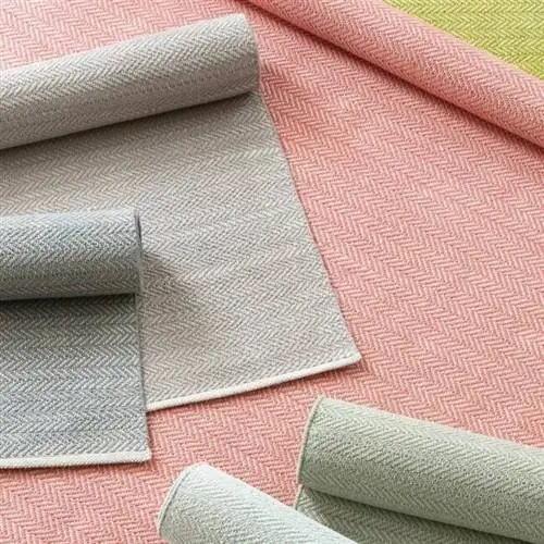 Частично скрученные хлопковые коврики, сложенные вместе