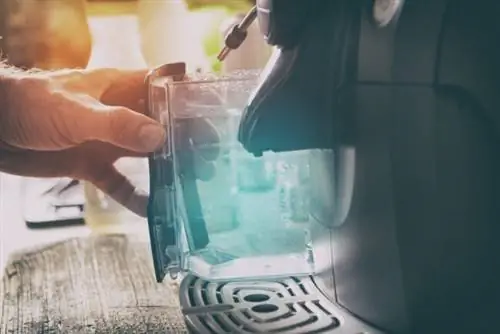 iStock-889676706 обслуживание бытовой техники чистка кофемашина