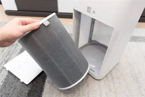 iStock-1357556064 обслуживание прибора замена фильтра очистителя воздуха