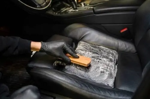 лучший способ чистки кожаных сидений автомобиля - чистка сидений мягкой щеткой