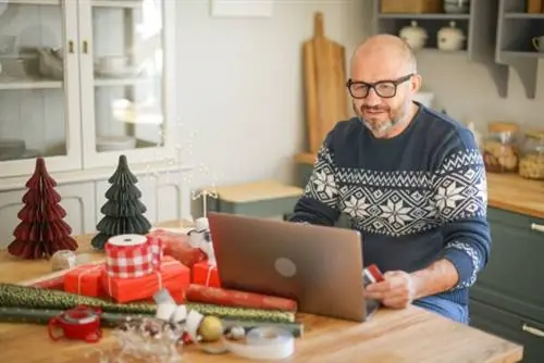 iStock-1351542190 праздничный шопинг мужчина покупает подарки онлайн iStock-1351542190 праздничный шопинг мужчина покупает подарки онлайн