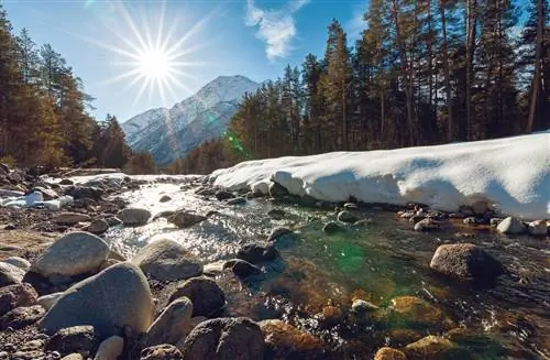 Как превратить зимний снег в летний запас воды