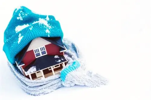iStock-523752809 подготовить свой дом к зиме дома в шапке и перчатках утеплить concept