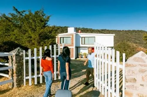 как стать хозяином Airbnb - встречать двух гостей женского пола