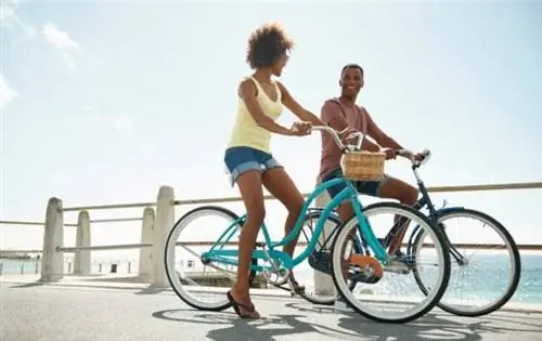 как стать хозяином Airbnb - пара на велосипедах