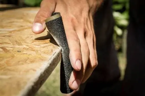 Можно ли красить ДСП - ручная шлифовка ДСП