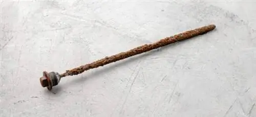 замена анодного стержня - удаление старого анодного стержня из водонагревателя