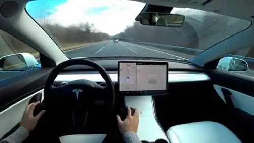 Внутренний вид автомобиля Tesla в режиме автопилота с точки зрения водителя Внутренний вид автомобиля Tesla в режиме автопилота с точки зрения водителя