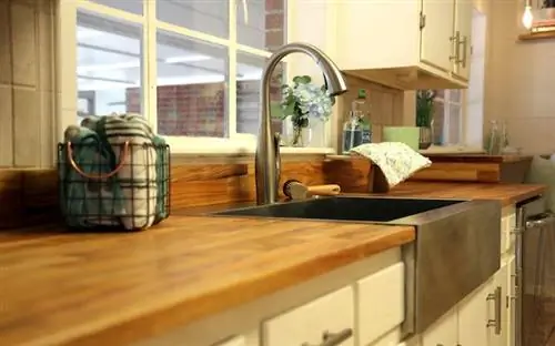 Смеситель для кухни на фартук-раковину с деревянной столешницей