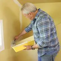 Дэнни Липфорд ремонтирует гипсокартон.