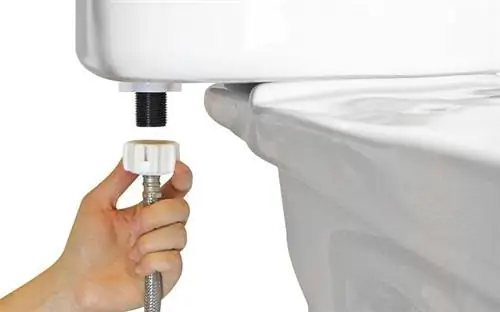Женщина устанавливает линию подачи воды Click Seal компании Fluidmaster Женщина устанавливает линию подачи воды Click Seal компании Fluidmaster