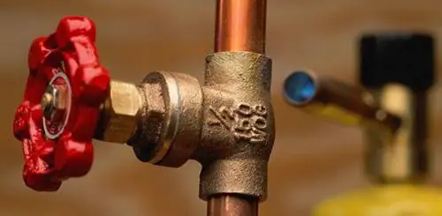 Запорный вентиль из меди для перекрытия воды.