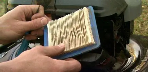 Замена воздушного фильтра на газонокосилке.