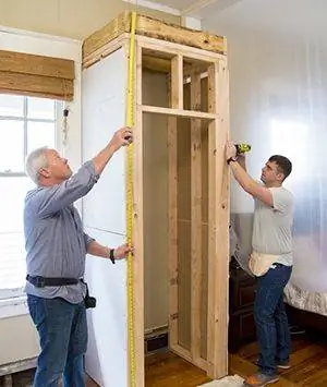 Дэнни и Зак работают над обрамлением одного из новых шкафов.