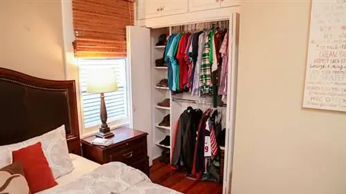 Мы переоборудовали первоначальный шкаф для хранения одежды и обуви Зака.