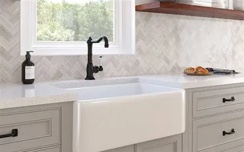 Крупный план большой белой раковины на кухне