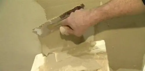 Нанесение штукатурки из натуральной глины на стену.