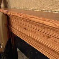 Каминная полка с отделкой из искусственной сосны.