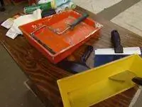Лоток для краски и валик.