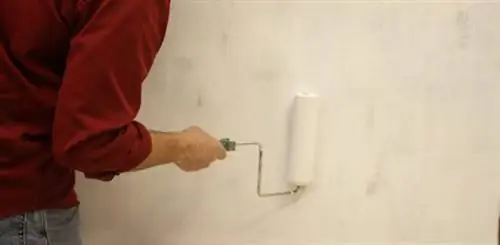 Нанесите грунтовку, блокирующую пятна, на темную стену.