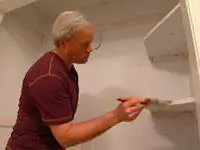 Покраска полок в шкафу.