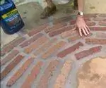 Кирпичный двор с контейнером герметика.
