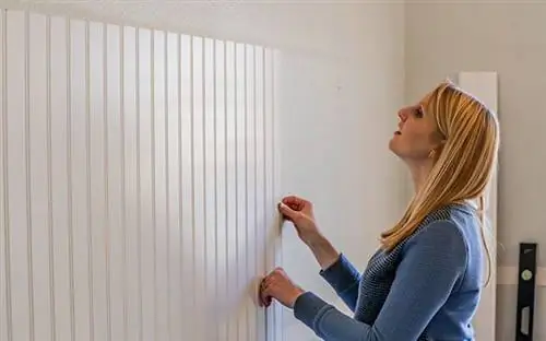 Челси Липфорд Вульф устанавливает деревянные панели в столовой