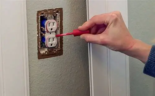 Нанесение блеска для губ на электрическую розетку