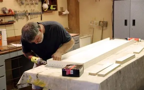 Сверление отверстий в меламиновой форме.