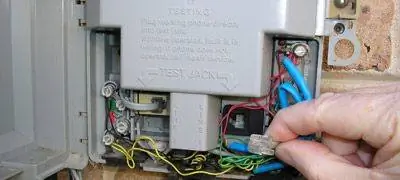 снятие проводов с телефонной будки