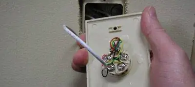 снятие телефонной розетки со стены