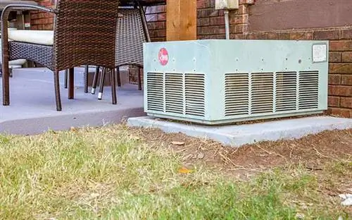 Блок кондиционера на бетонной подушке