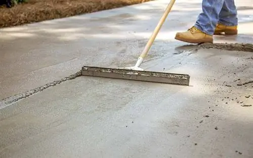 Нанесение Quikrete Concrete Resurfacer с помощью ракеля на бетонную плиту