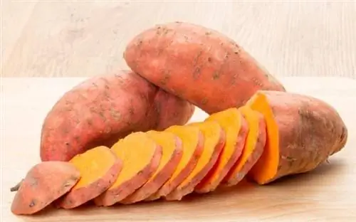 Целый и нарезанный сладкий картофель