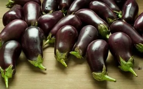 Баклажаны на деревянной поверхности