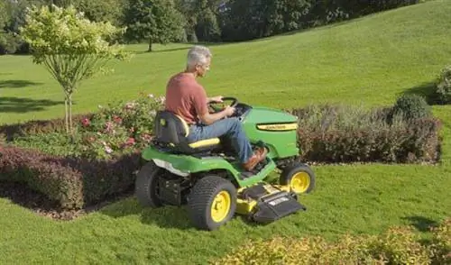Стрижка газона самоходной косилкой John Deere.