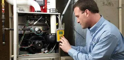 Специалист по обслуживанию систем вентиляции и кондиционирования Carrier.